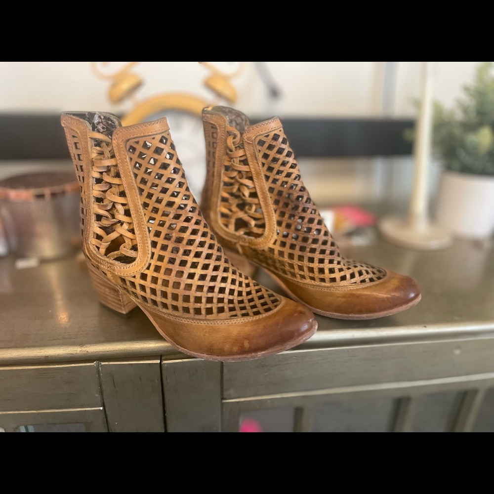 Beautiful Freebird boots brown color size 6